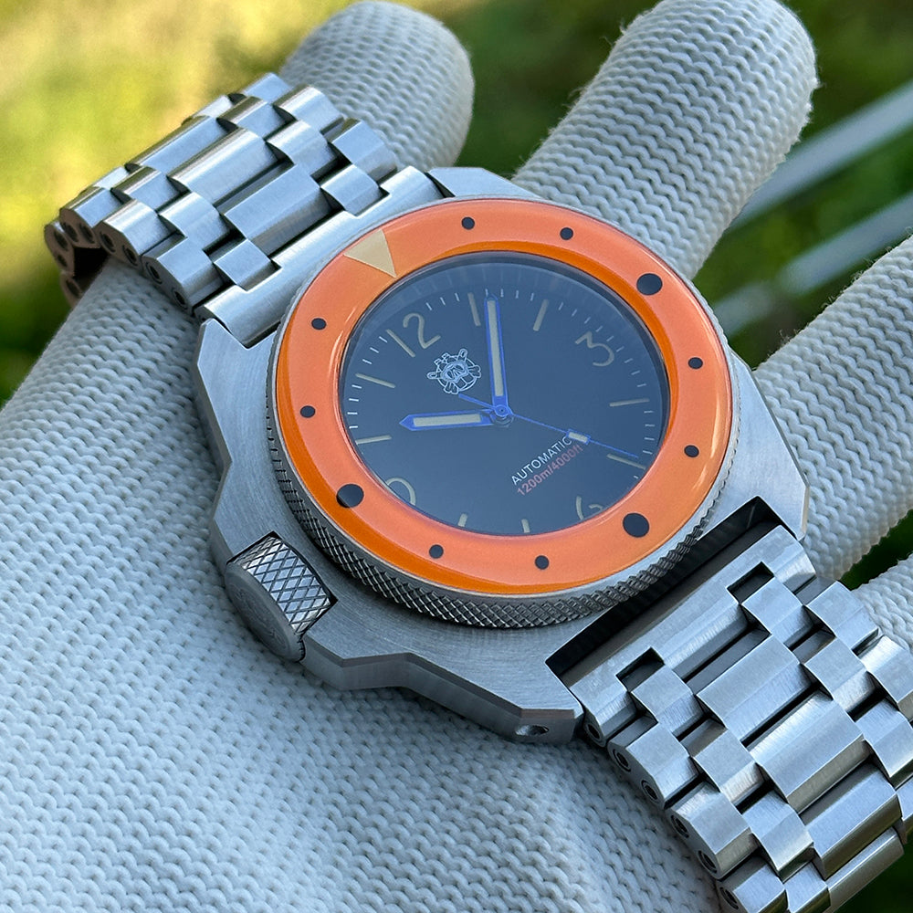 STEELDIVE SD2212 black dial and orange bezel on a steel bracelet, angled view