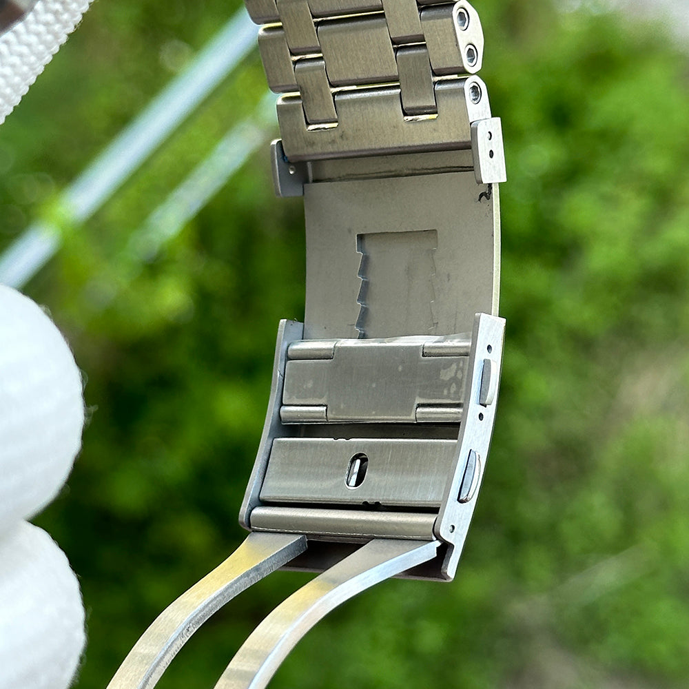 Folding clasp detail on the STEELDIVE SD2212 steel tank bracelet
