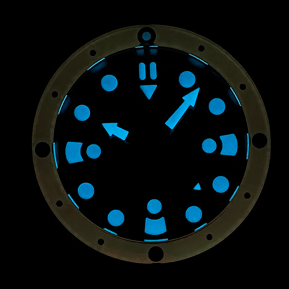 STEELDIVE SD2213 dial glowing blue in the dark showing the round lume plots and arrow hands