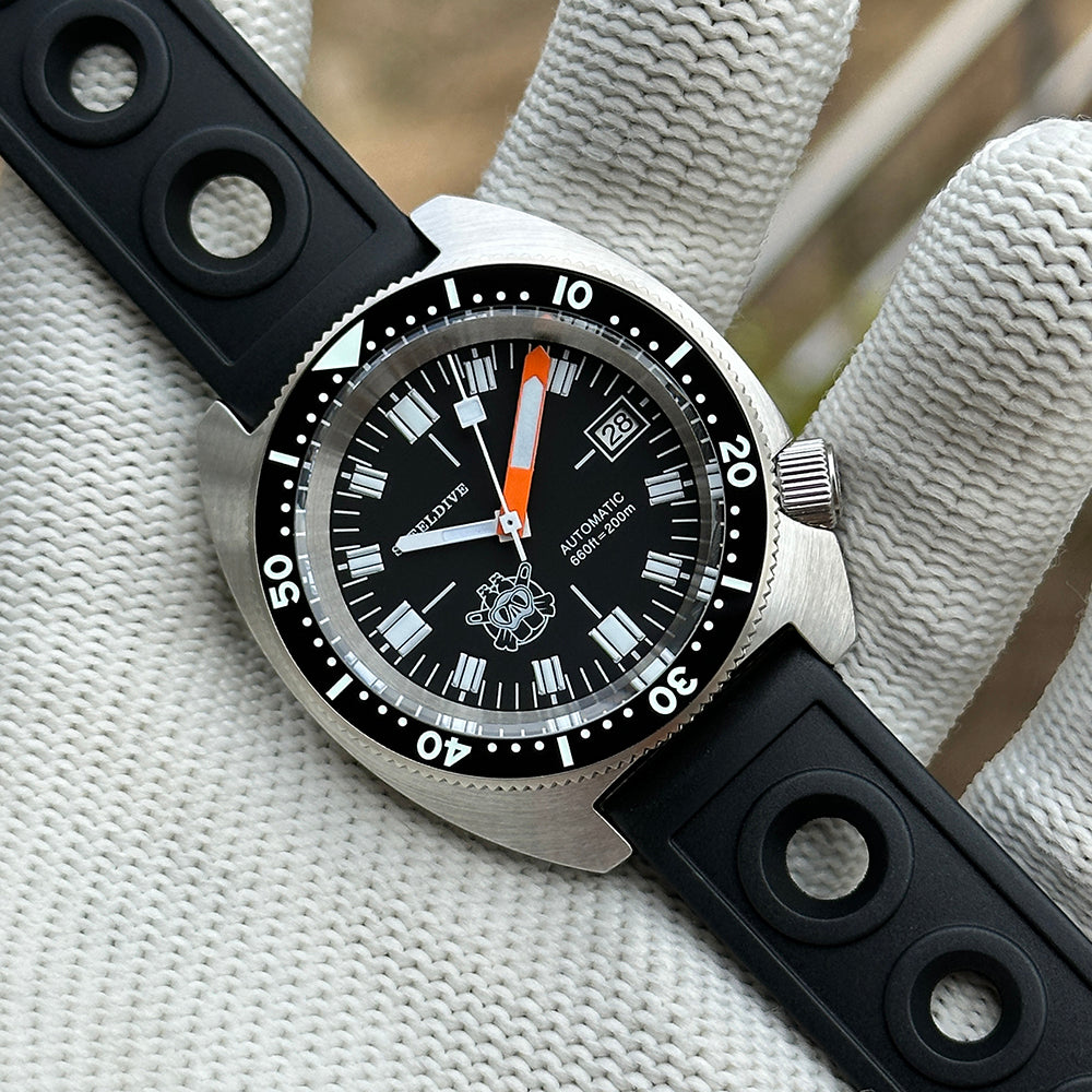 STEELDIVE SD1977T black dial on a black rubber strap, dial marked Automatic 660ft 200m