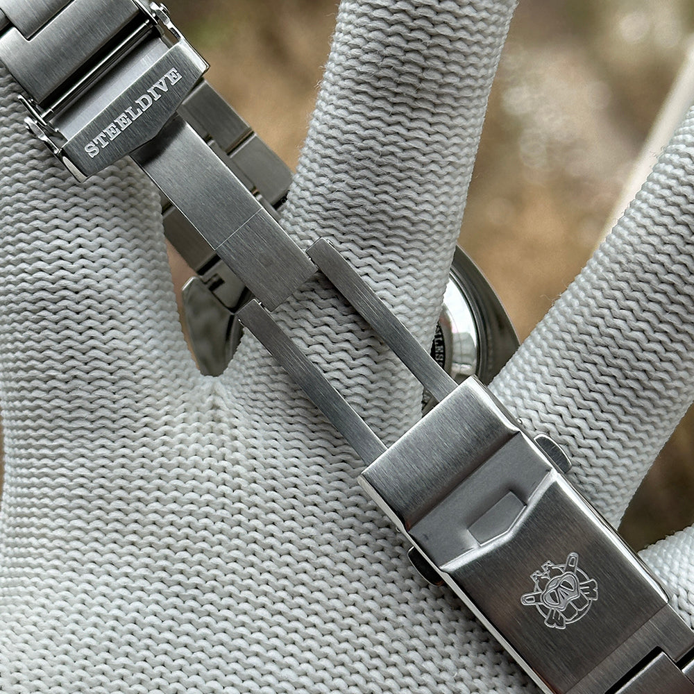 Steel bracelet clasp for the STEELDIVE SD1977T engraved with the SteelDive emblem