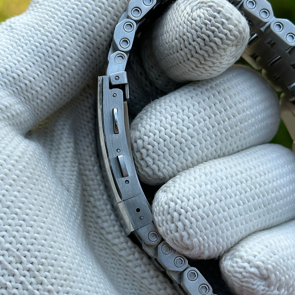 Folding clasp detail on the STEELDIVE SD2211 steel tank bracelet