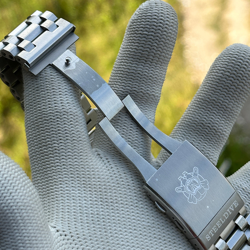Steel tank bracelet clasp for the STEELDIVE SD2211 engraved with the SteelDive emblem
