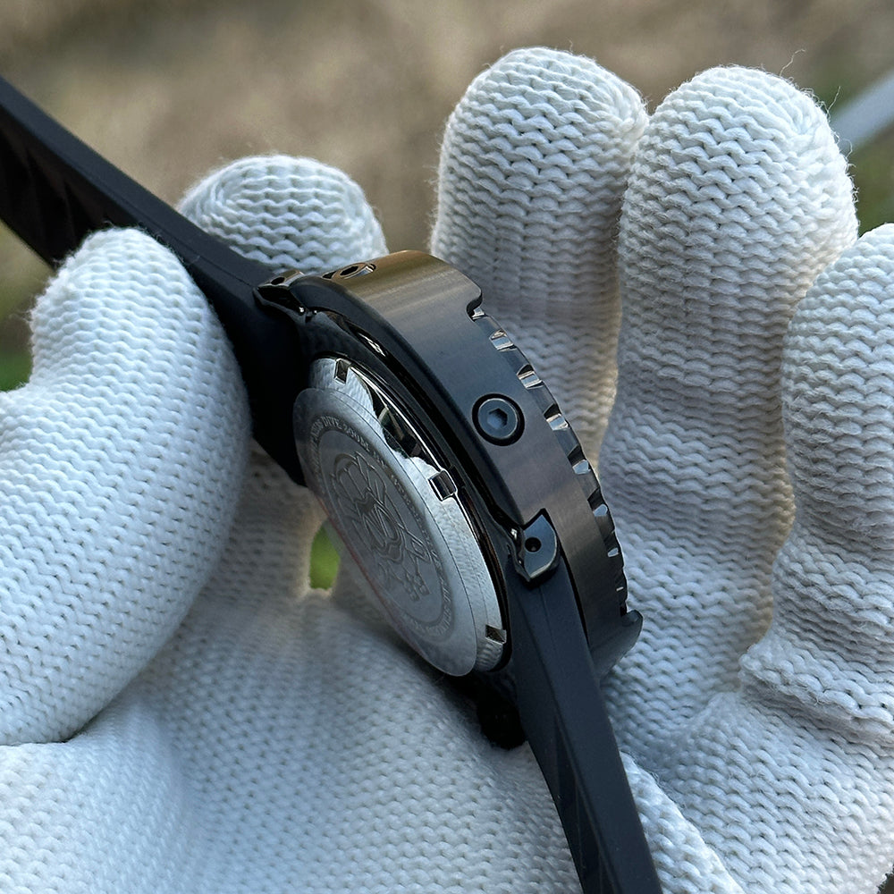 Case profile of the STEELDIVE SD1975XV shown with its black rubber strap