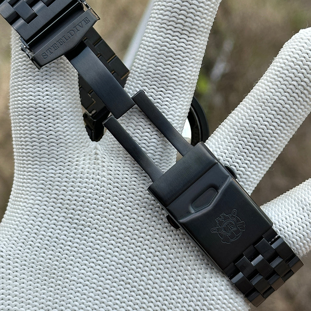 Open deployant clasp on the black PVD bracelet of the STEELDIVE SD1975XV