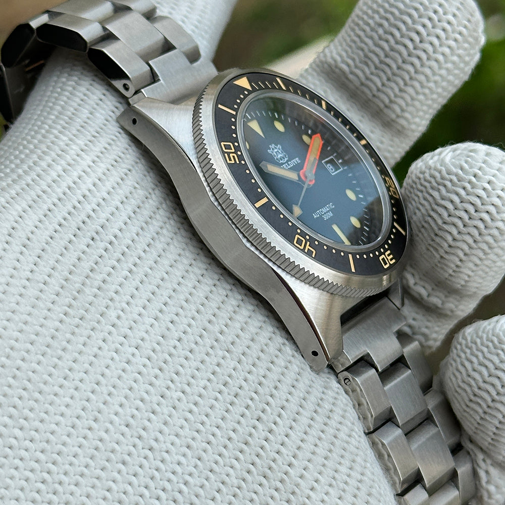 Angled view of the STEELDIVE SD1929V black dial and gilt-numeral bezel on a steel bracelet