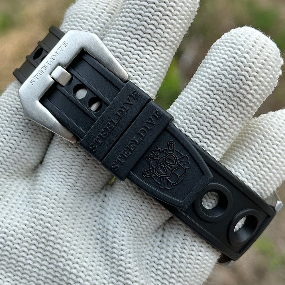 Black rubber strap of the STEELDIVE SD1929V with signed SteelDive buckle
