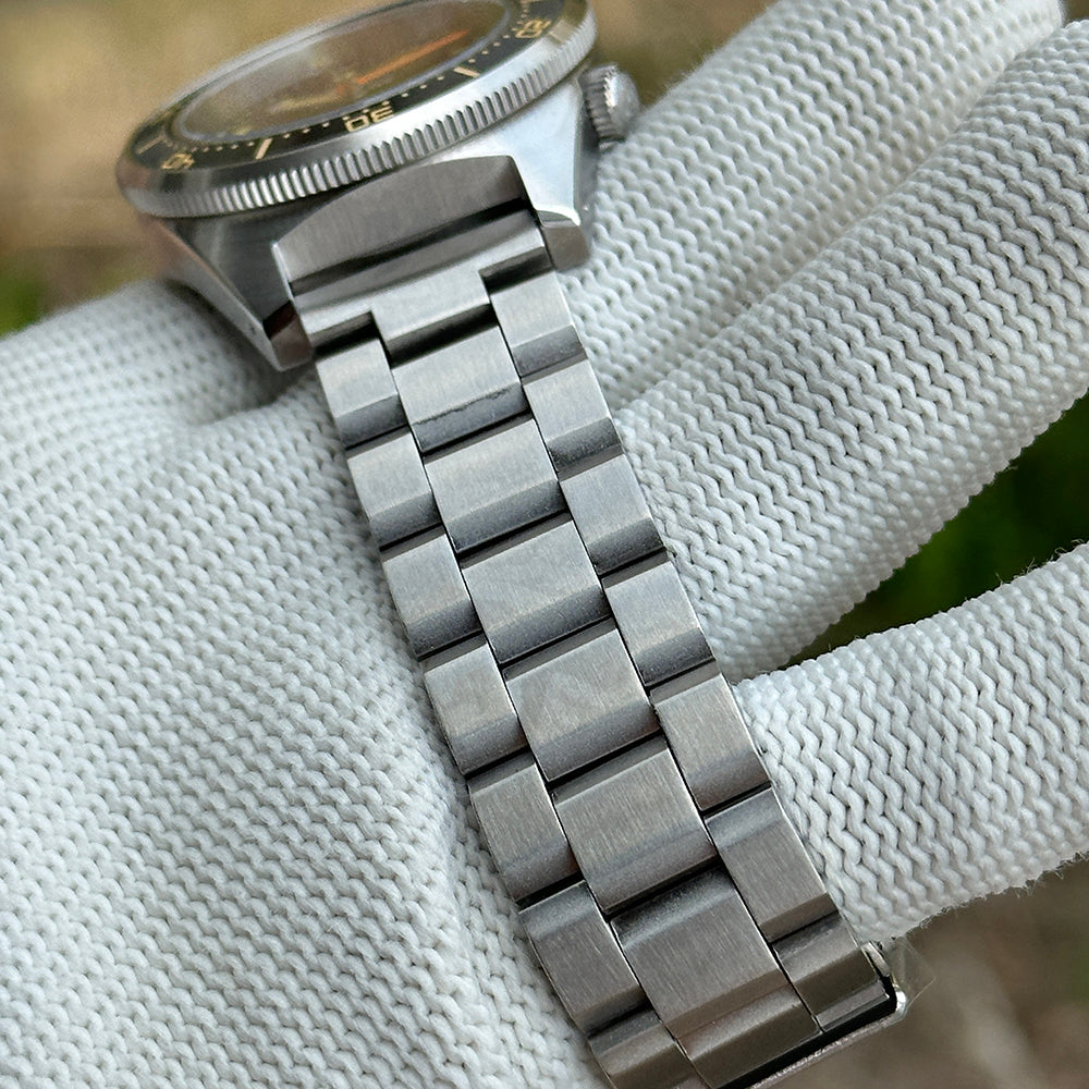 Brushed steel link bracelet of the STEELDIVE SD1929V seen from the side
