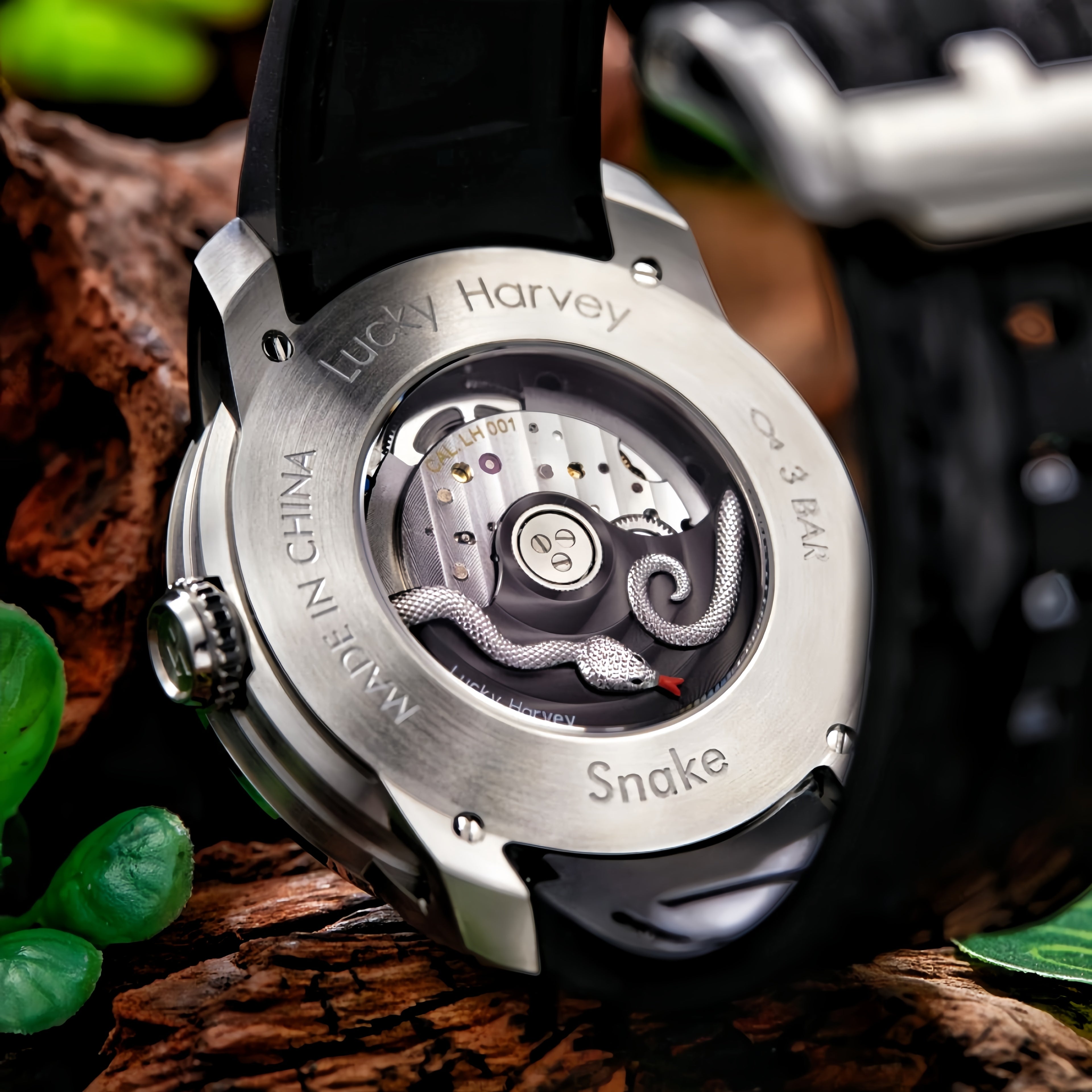 Lucky Harvey ZLS203-2 silver caseback with engraved snake, Made in China and 3 BAR markings