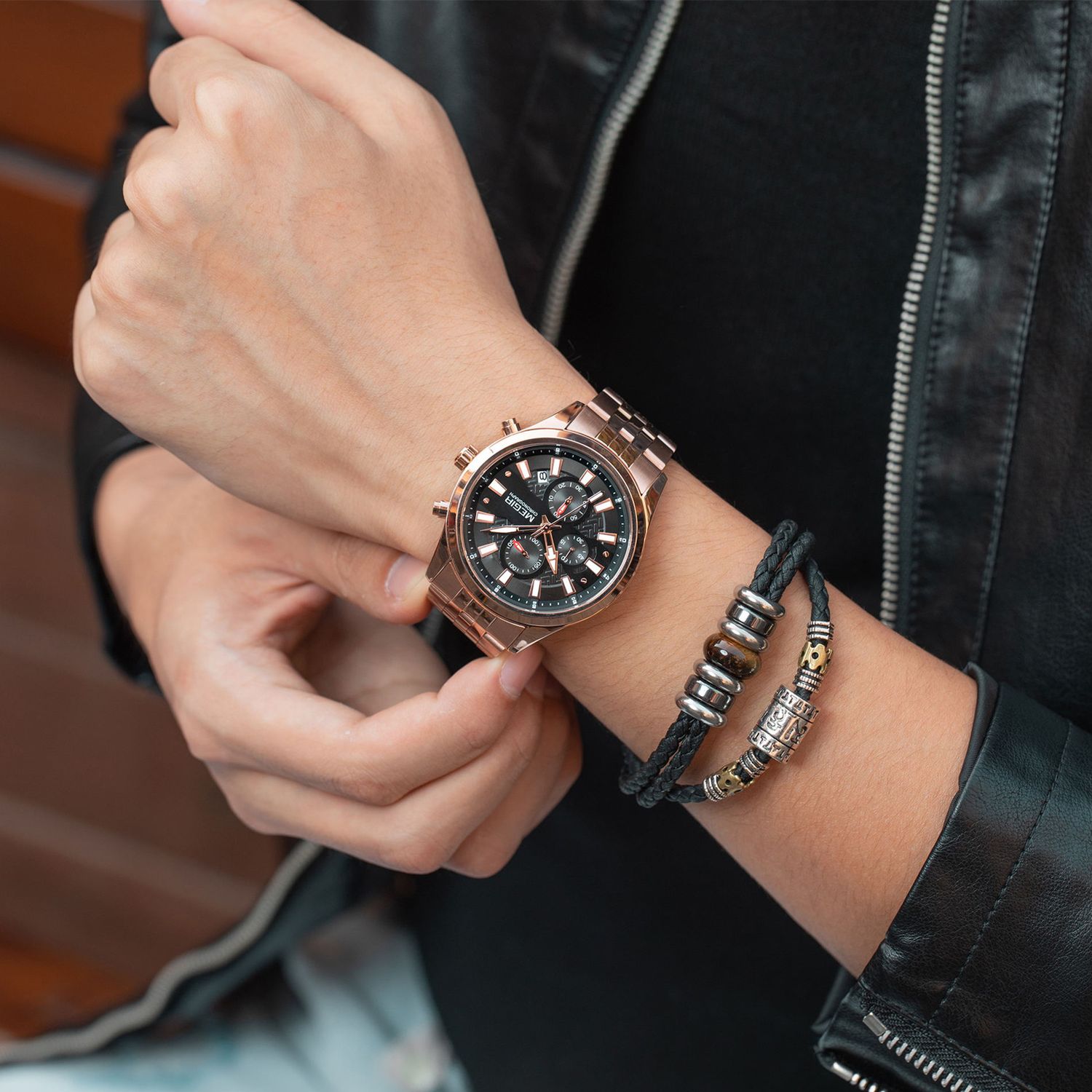MEGIR 2154 men's chronograph watch on the wrist, rose-gold case with black dial and rose-gold bracelet