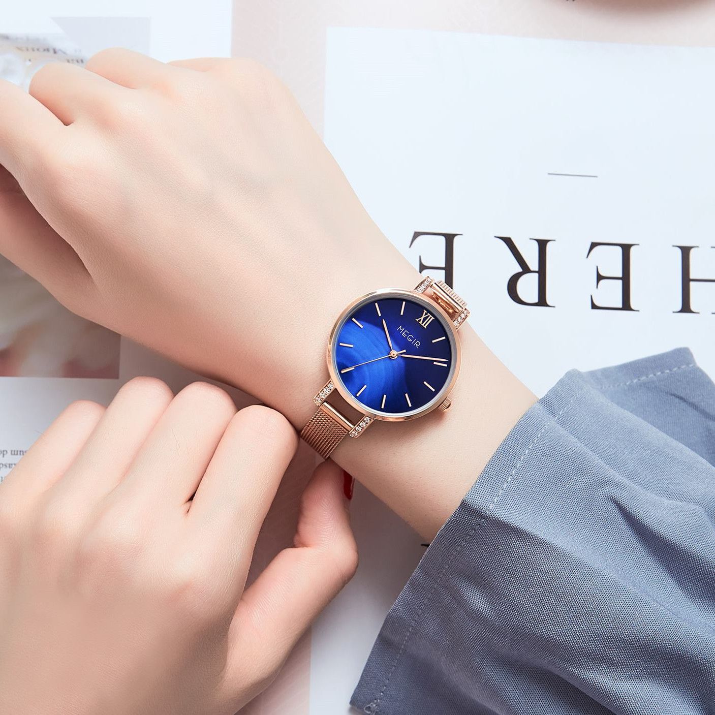 MEGIR 7002 quartz watch on the wrist, rose-gold mesh bracelet and blue dial