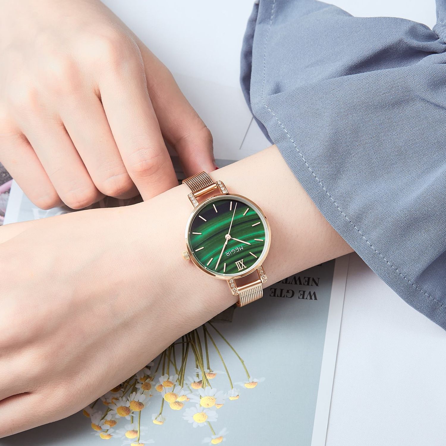 MEGIR 7002 quartz watch on the wrist, rose-gold mesh bracelet and green marbled dial