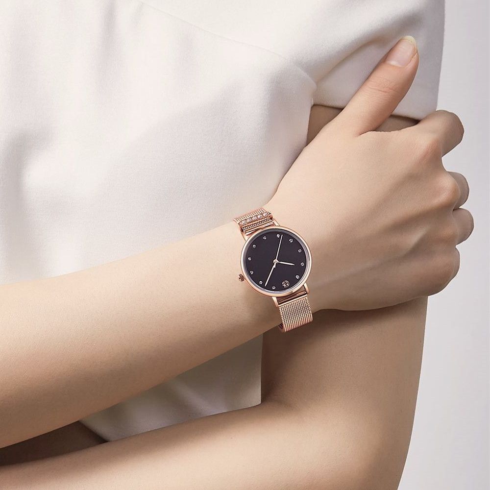 MEGIR 7022 quartz watch on the wrist, black dial and rose-gold mesh bracelet, arm crossed
