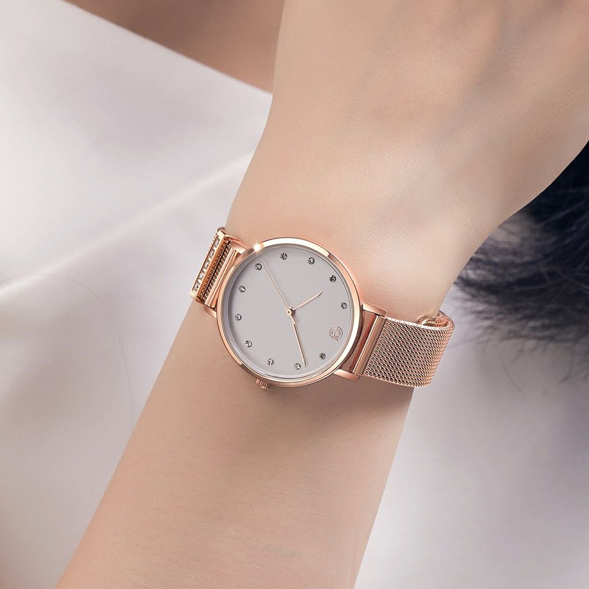 MEGIR 7022 quartz watch on the wrist, white dial and rose-gold mesh bracelet