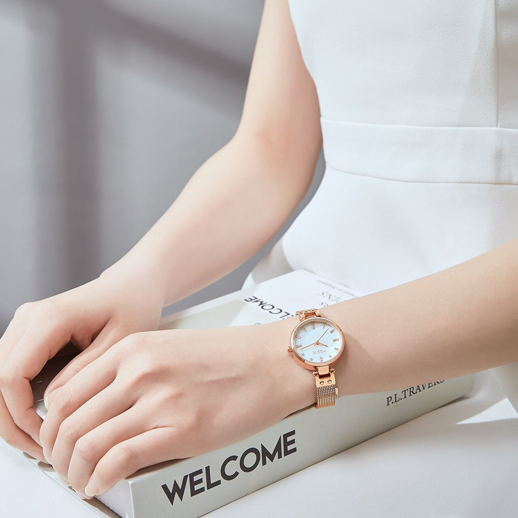 MEGIR 7025 quartz watch on the wrist, white dial and rose-gold mesh bracelet