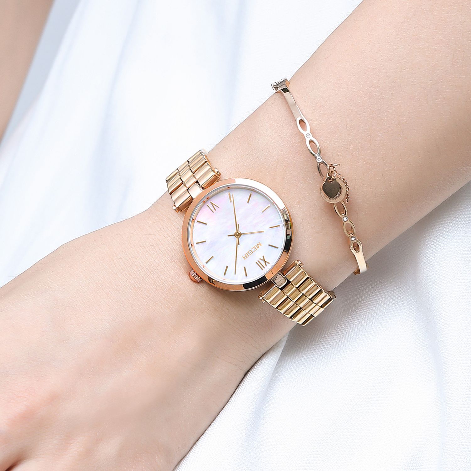 MEGIR 85112 women's quartz watch on the wrist, rose-gold case and rose-gold steel bracelet