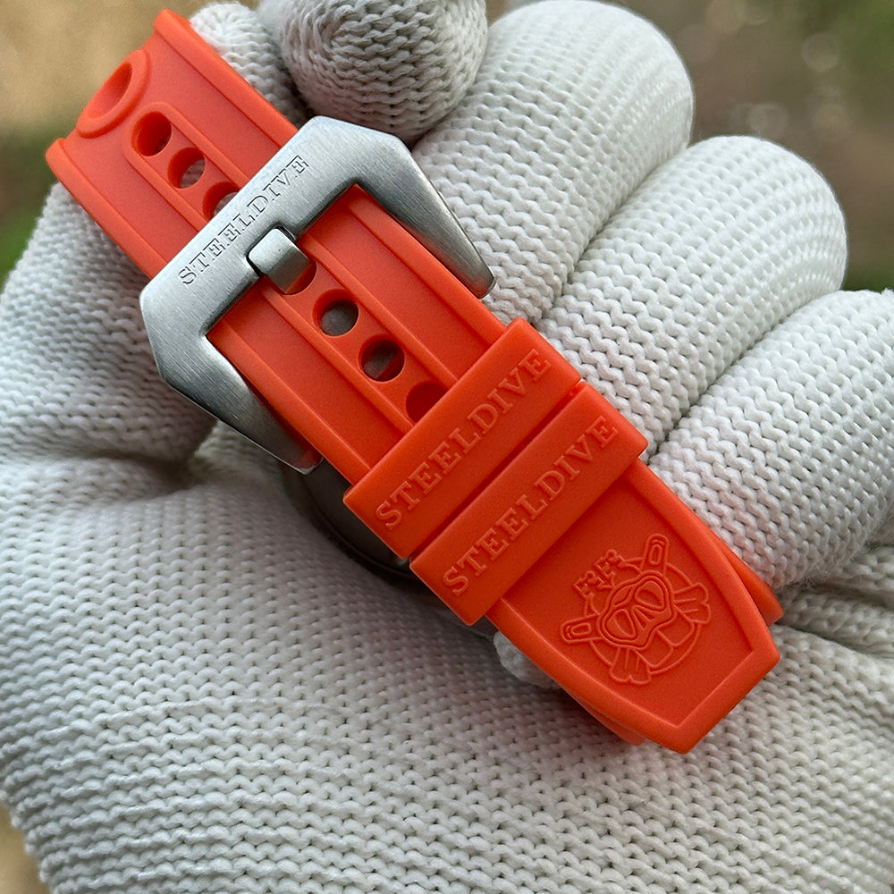 Orange rubber strap of the STEELDIVE SD1929V with signed SteelDive buckle