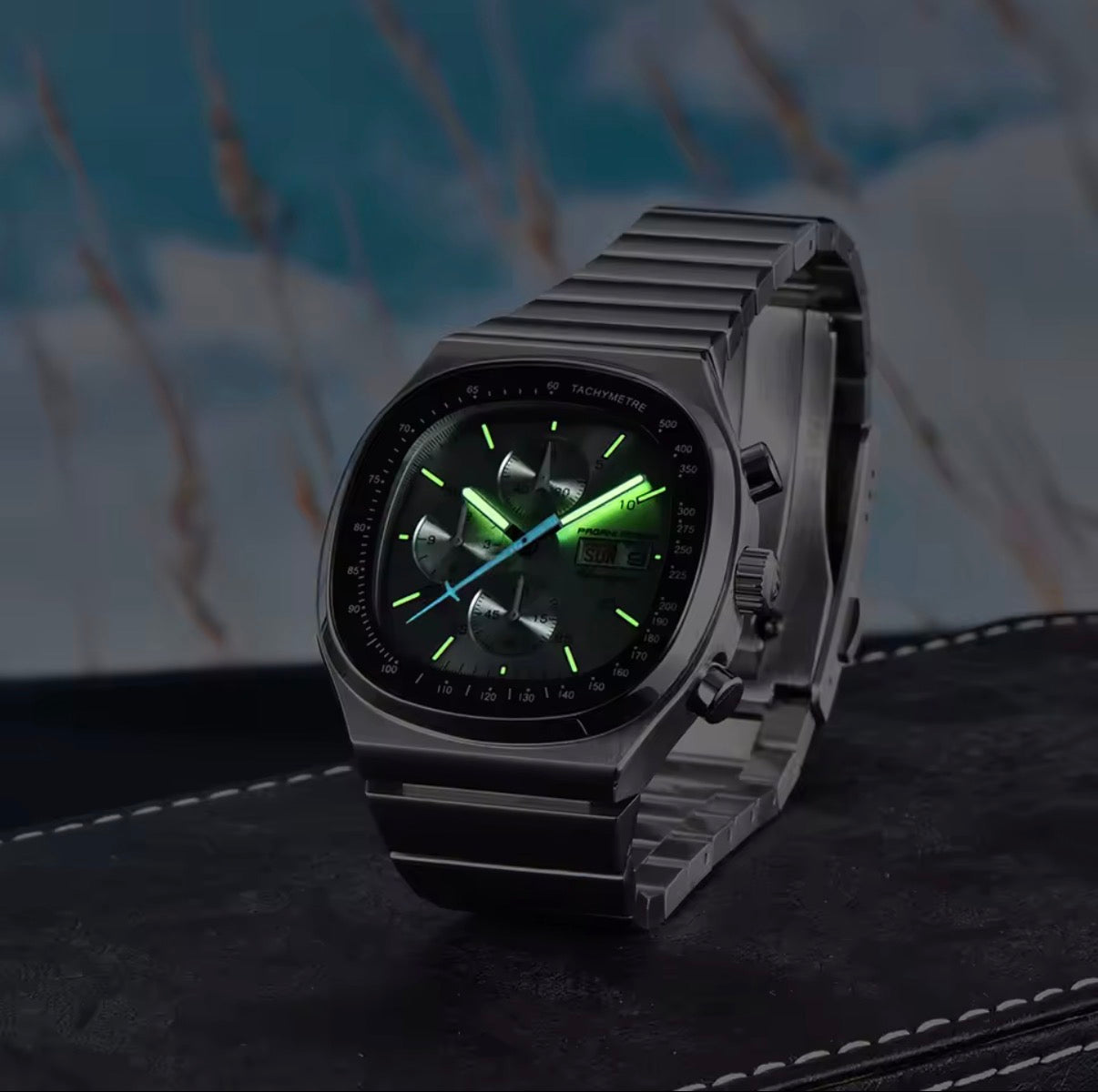 Pagani Design PD-1819 lume demonstration with green glowing hands and hour markers