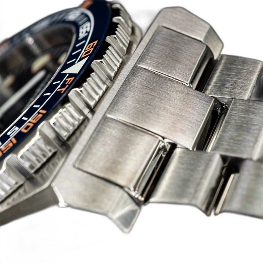 Seestern S407 steel bracelet clasp macro with dark blue ceramic bezel edge, close-up detail