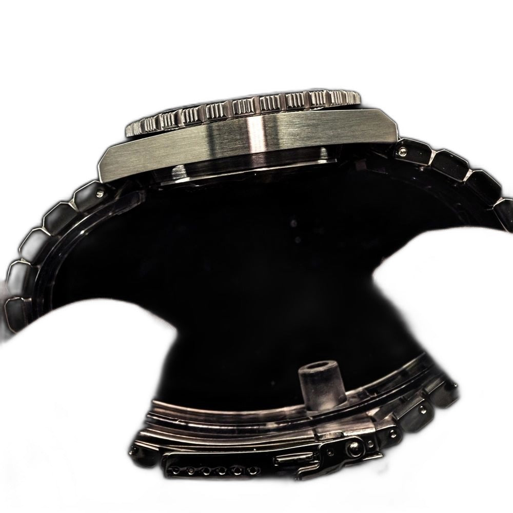 Seestern S407 side profile showing coin-edge bezel, brushed case flank and steel bracelet