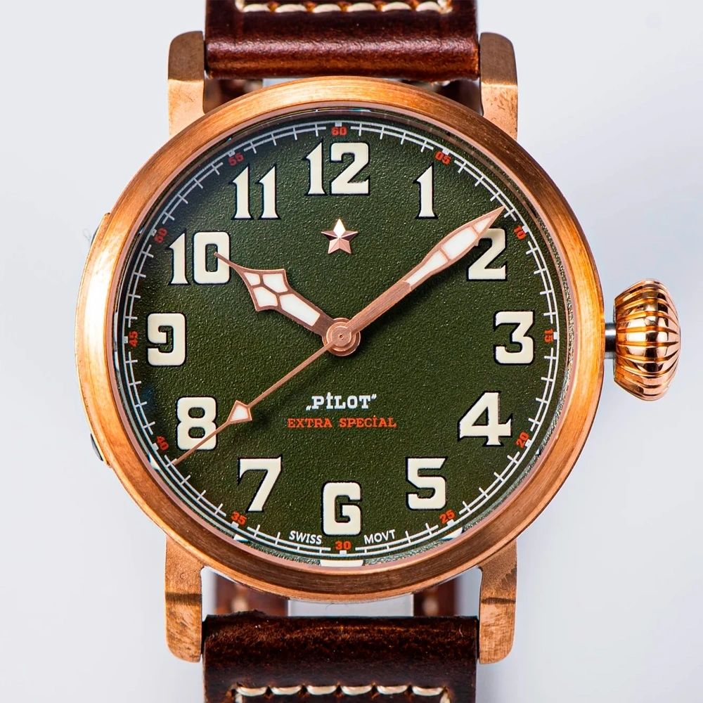 Seestern S408 macro of the green grained dial with luminous numerals and red PILOT EXTRA SPECIAL text