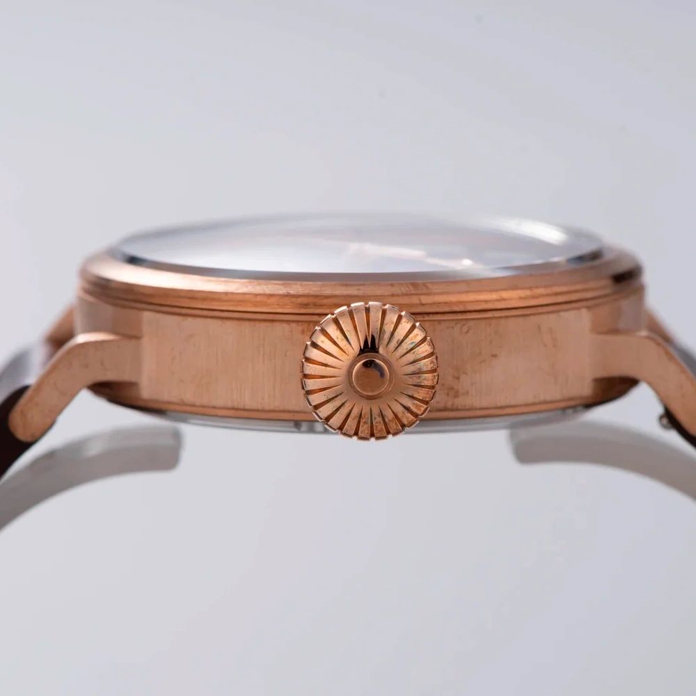 Seestern S408 bronze pilot watch side profile showing fluted rose-gold onion crown and case, close-up