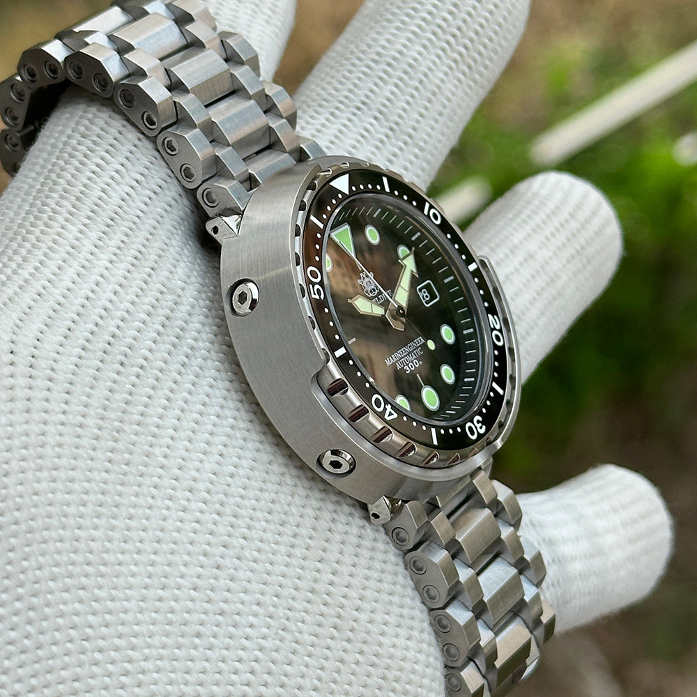 Side view of the STEELDIVE SD1975K showing the screwed steel shroud