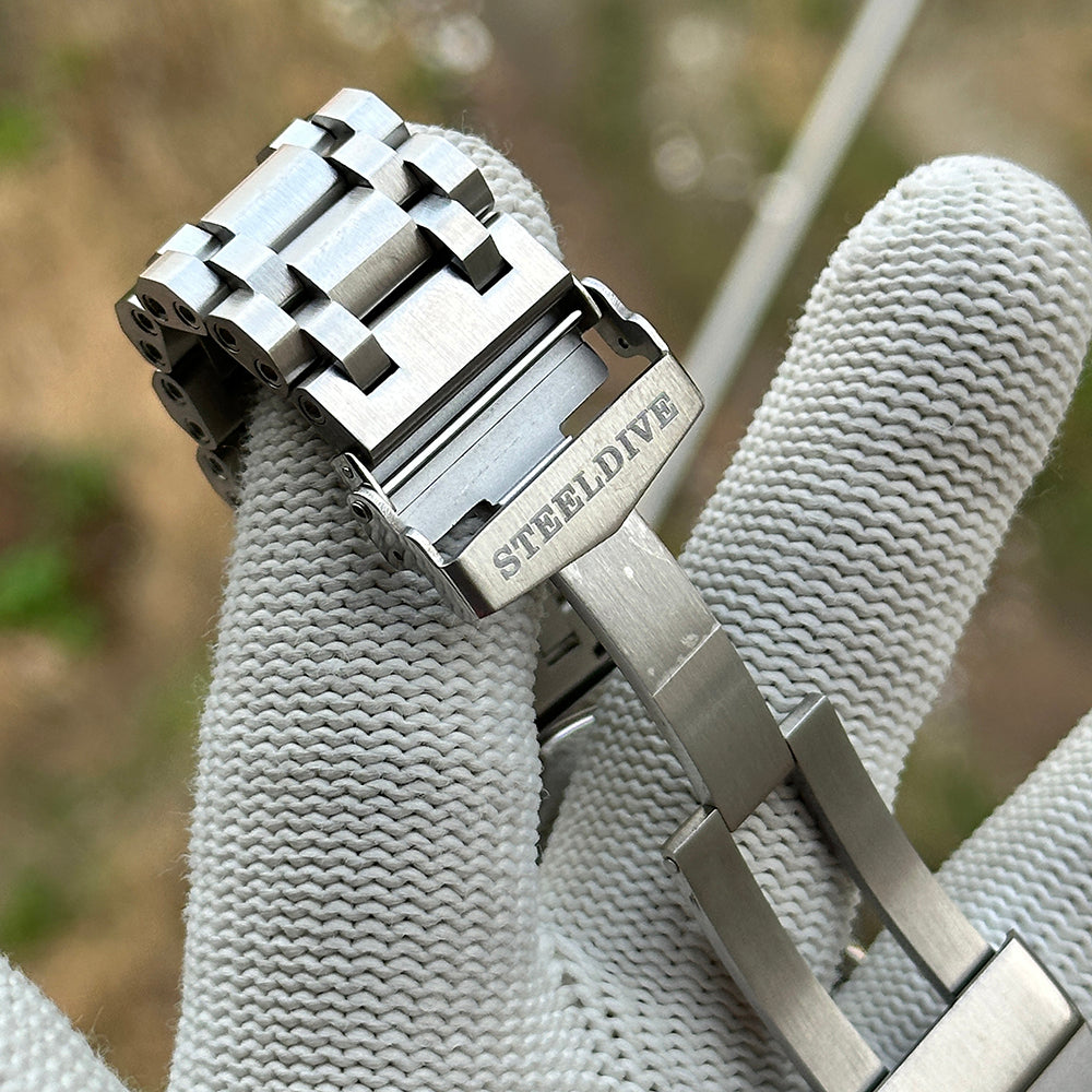 Signed SteelDive clasp of the STEELDIVE SD1975K tank bracelet