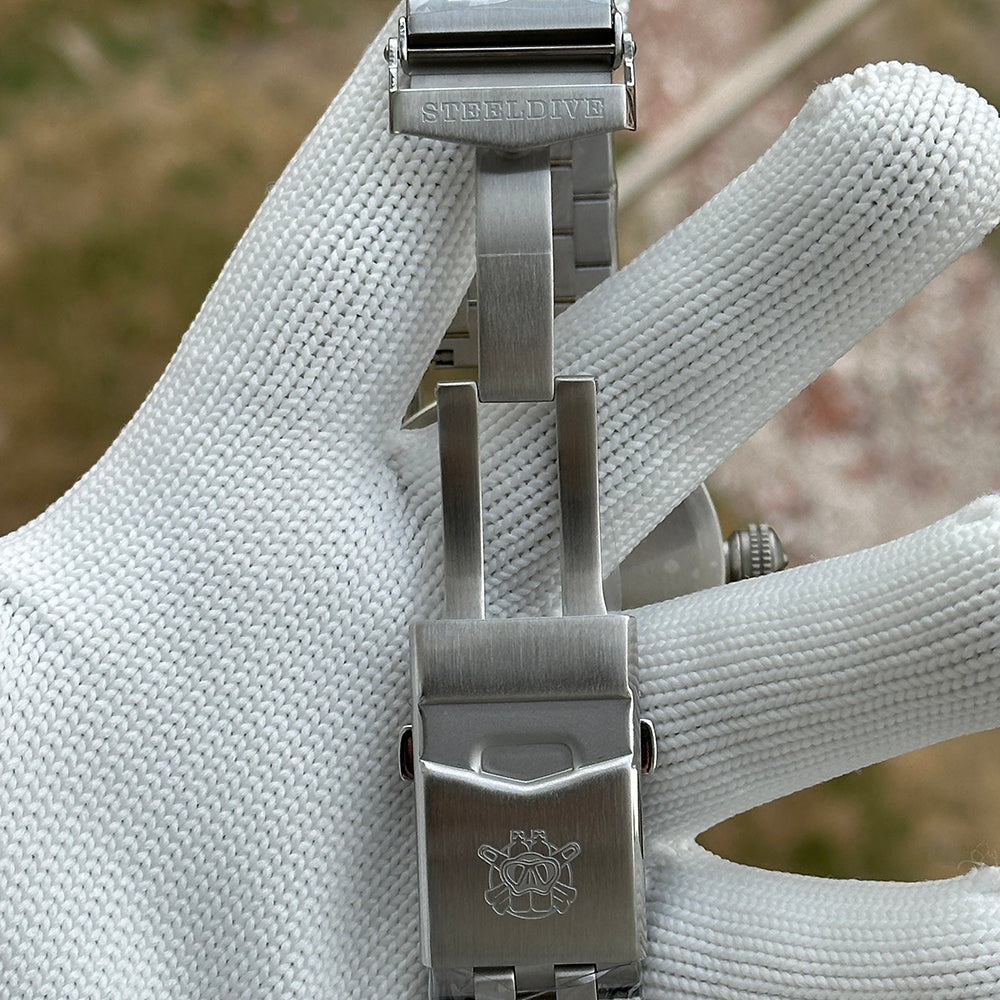 Steeldive SD1912 fold-over diver clasp engraved with Steeldive logo on the stainless steel bracelet