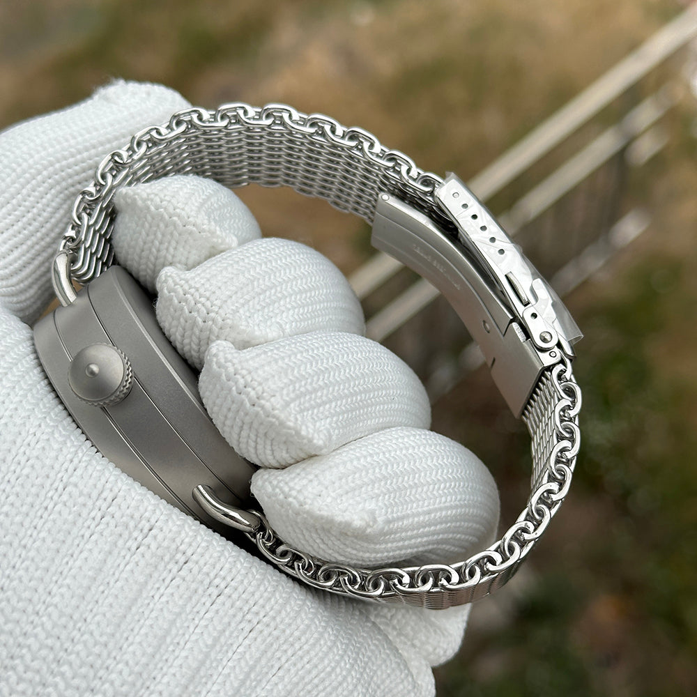 Steeldive SD1912 stainless shark mesh bracelet detail with diver clasp, side-on bracelet view