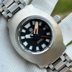 Steeldive SD1920 1000m dive watch front view, black dial with rectangular bar indices and tank bracelet