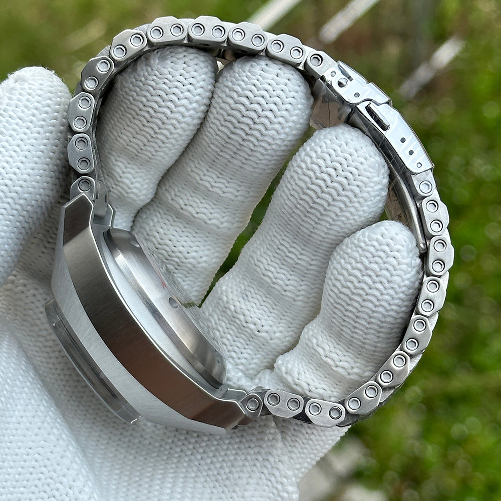 Steeldive SD1920 stainless steel tank bracelet detail showing brushed five-link construction and case lugs