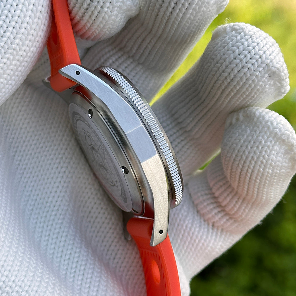 Steeldive SD1929 dive watch side view of coin-edge unidirectional bezel and brushed lugs