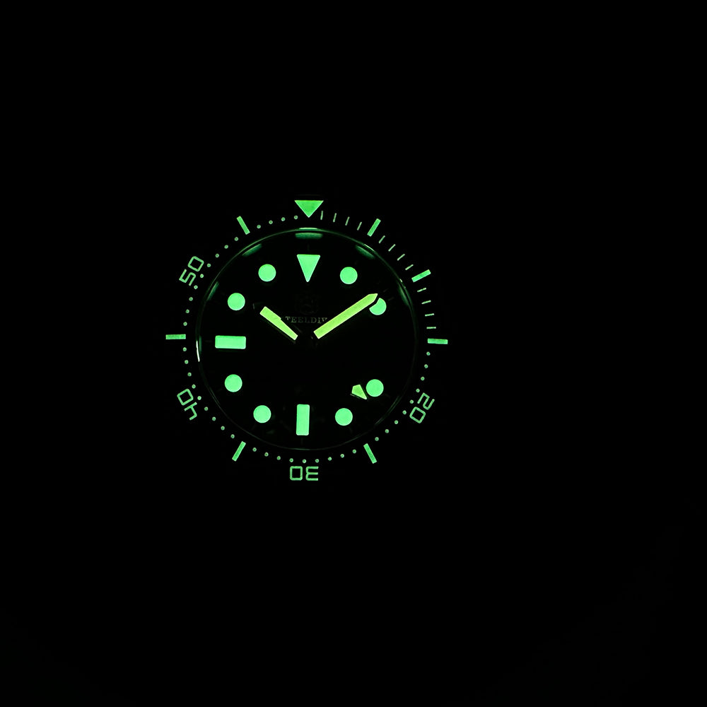 STEELDIVE SD1929V lume shot with hands, markers and bezel glowing green in the dark