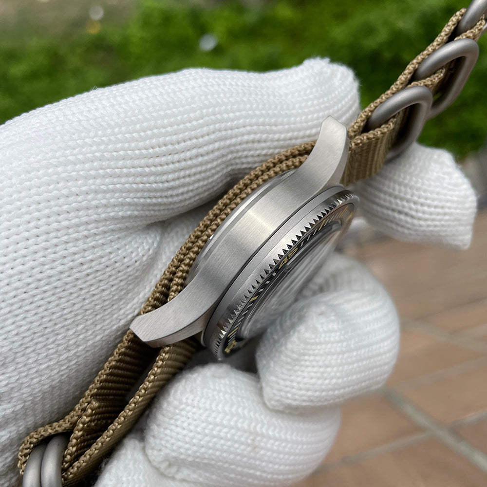 Steeldive SD1952T coin-edge bezel and case profile side detail outdoors