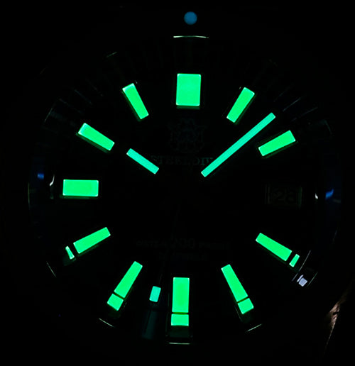 Steeldive SD1962S dive watch dial glowing bright green BGW9 lume in the dark, lume shot