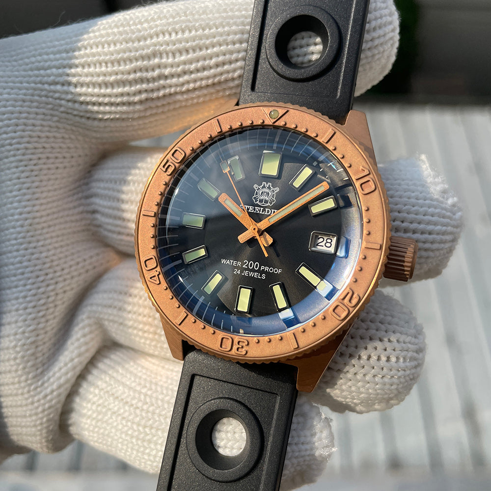 Steeldive SD1962S bronze bezel detail, black dial framed by polished bronze 120-click bezel