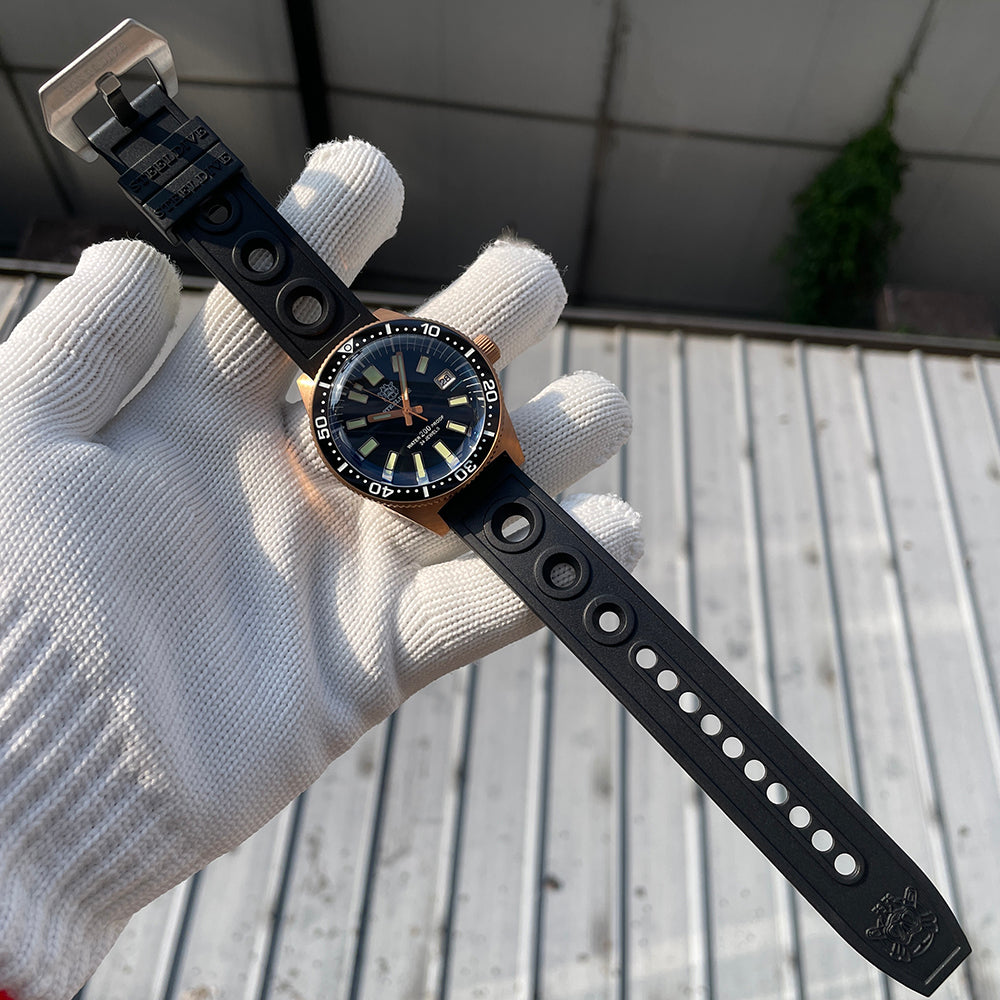 Steeldive SD1962S clasp view, steel pin buckle on perforated black rubber dive strap