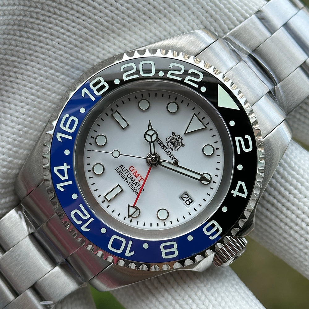 Steeldive SD1964GMT white dial macro shot with Batman blue ceramic bezel and applied lume indices