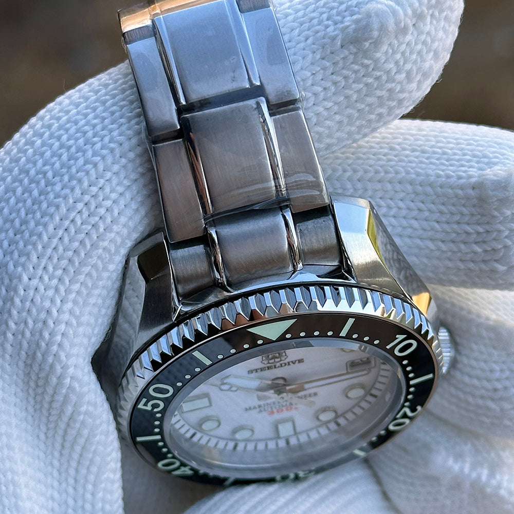 Steeldive SD1968 dive watch side profile showing oyster bracelet links and ceramic bezel