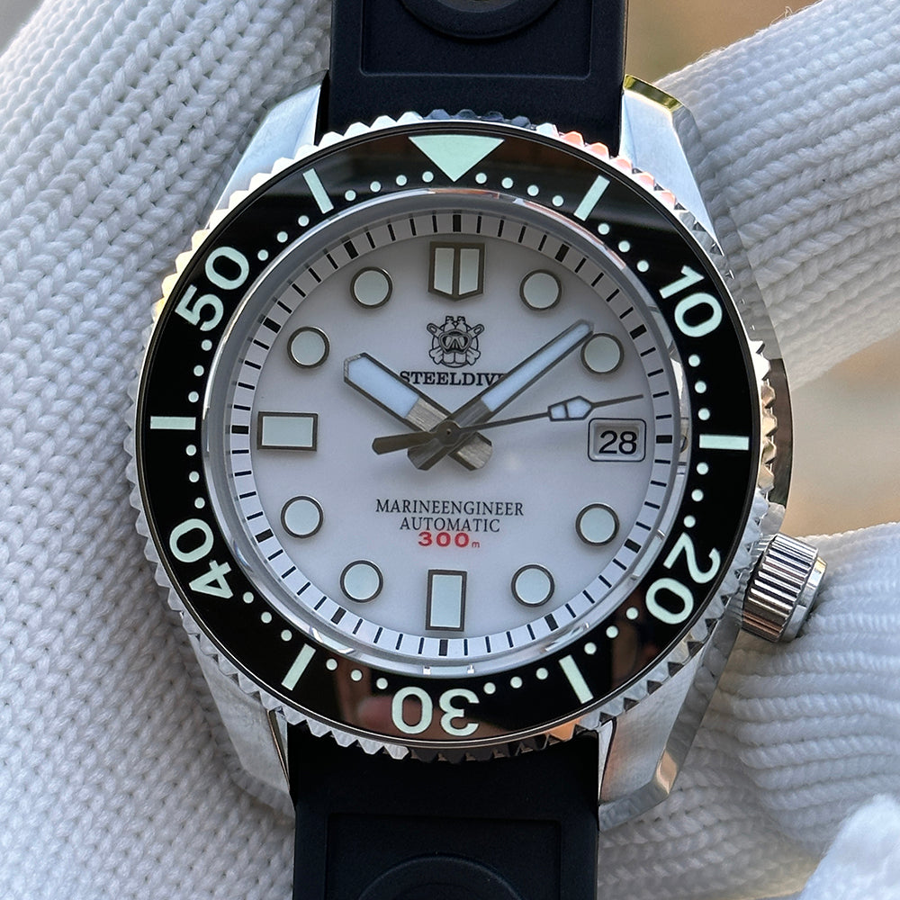 Steeldive SD1968 dive watch white dial macro with applied indices, date window and black rubber strap