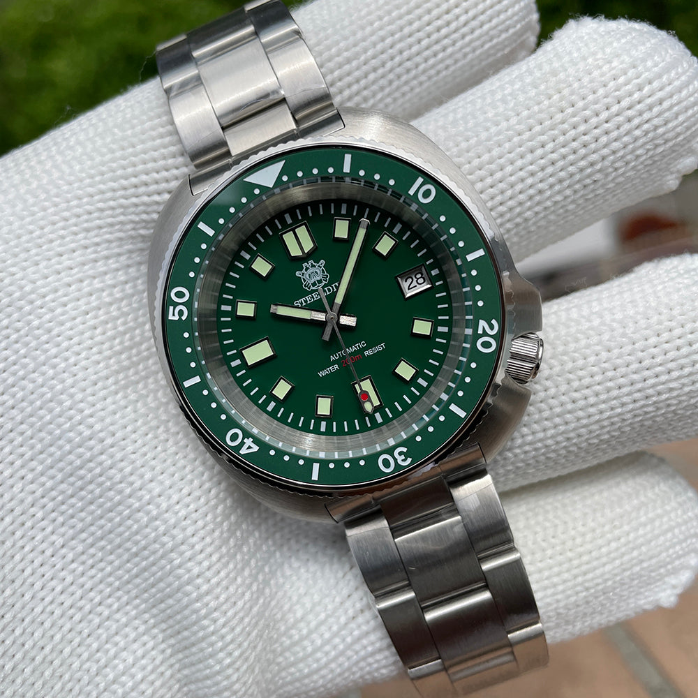STEELDIVE SD1974L dive watch — variant 74L-GR-V3GD stock photo