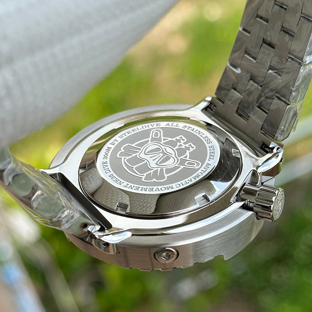 Steeldive SD1975 tuna caseback engraved logo and NH35 automatic 300m specs