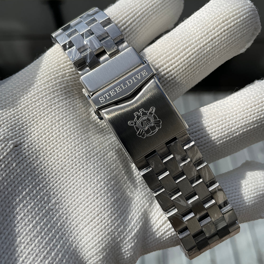 Steeldive SD1975 jubilee bracelet safety clasp with engraved logo, clasp detail