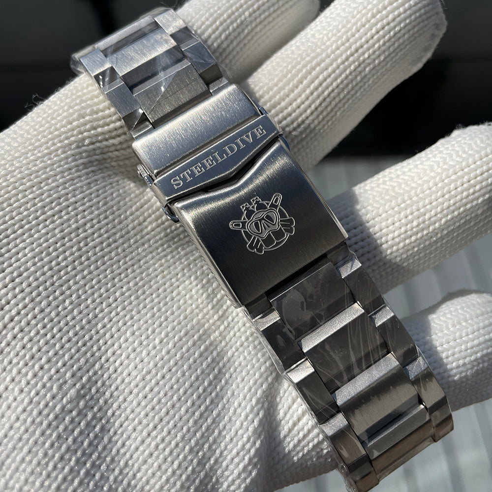 Steeldive SD1975 oyster bracelet flip-lock clasp engraved with brand logo, clasp detail