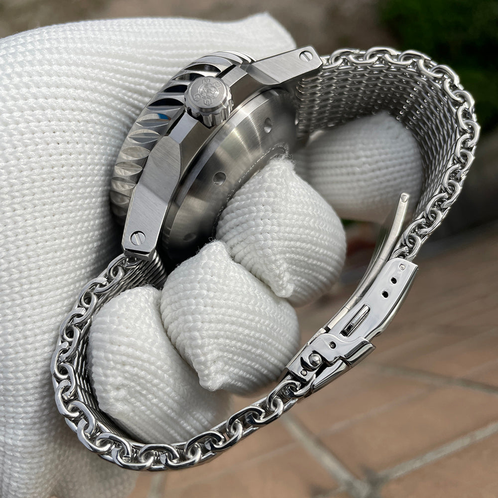 Steeldive SD1982 rear three-quarter view with mesh bracelet showing case flank and lug screws