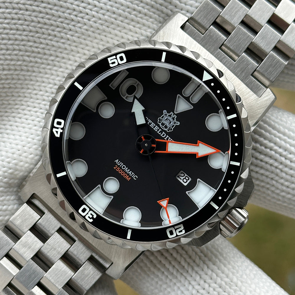 STEELDIVE SD1982H dive watch — variant 82H-05L stock photo