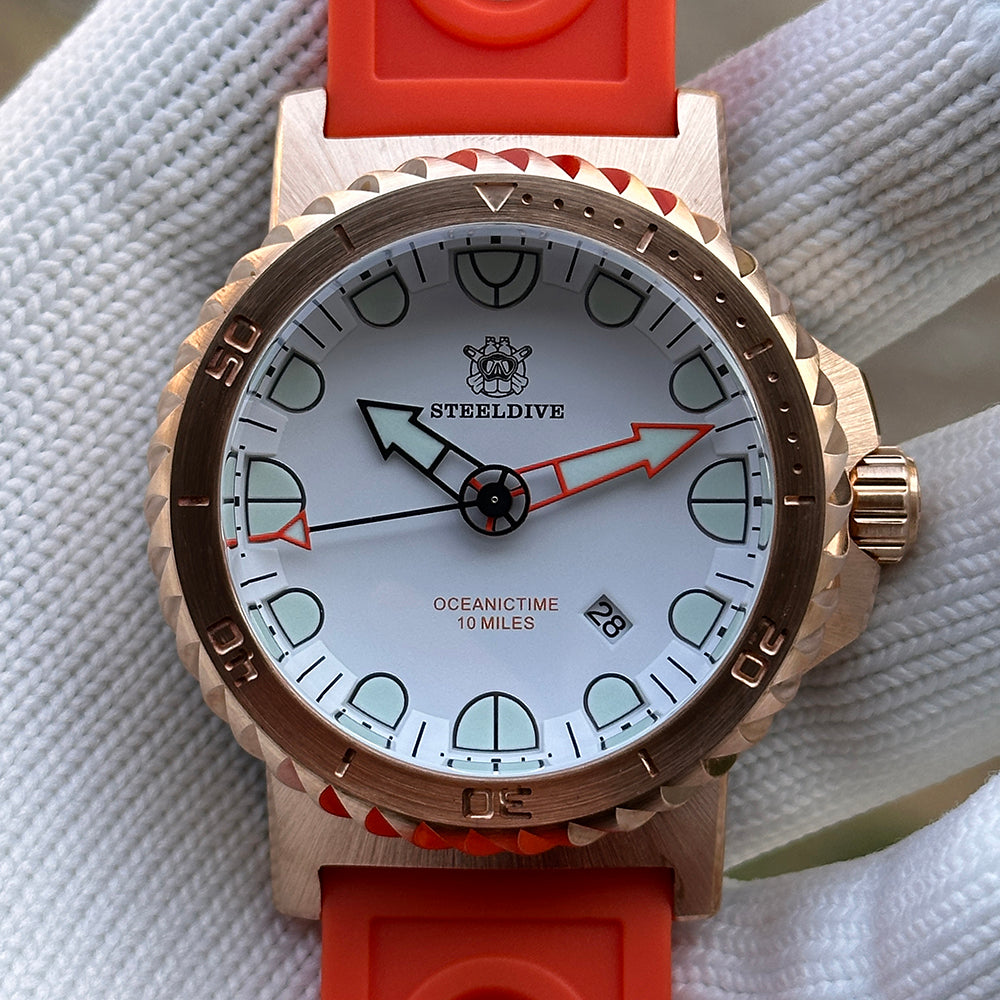 Steeldive SD1982S bronze dive watch close-up of white dial and toothed bronze bezel, dial macro