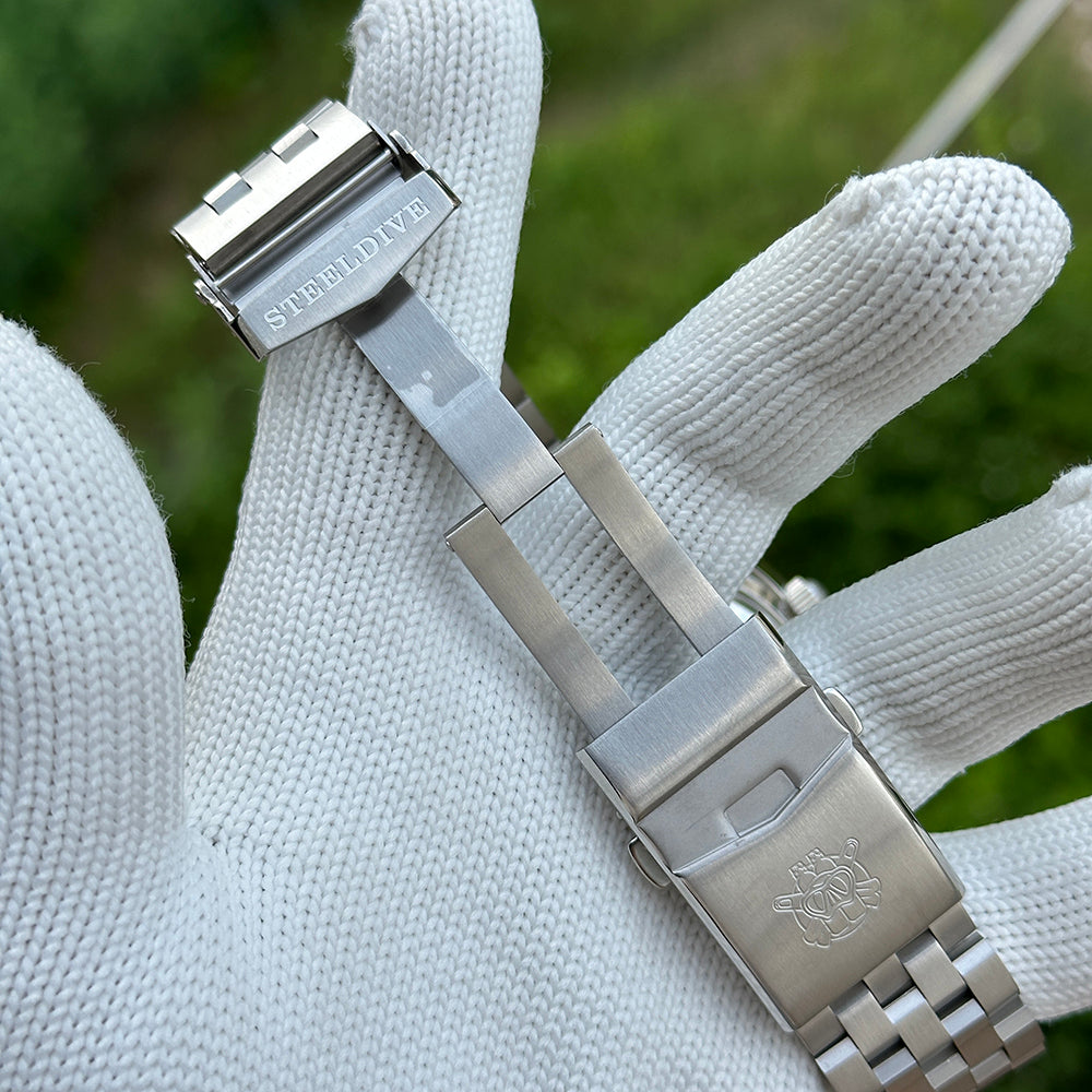 Steeldive SD1983 dive watch signed steel ratchet clasp and diver extension, open detail