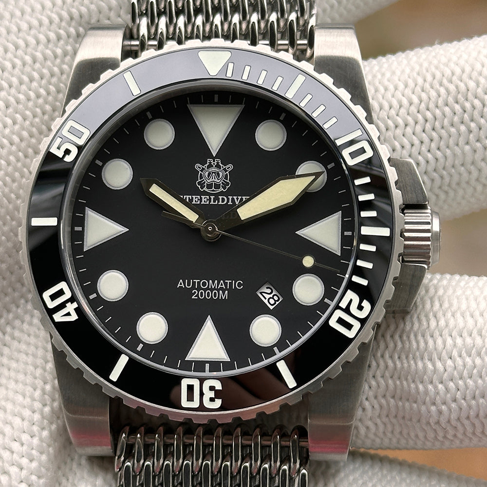 Steeldive SD1987 black dial macro showing applied indices, BGW9 lume hands and date